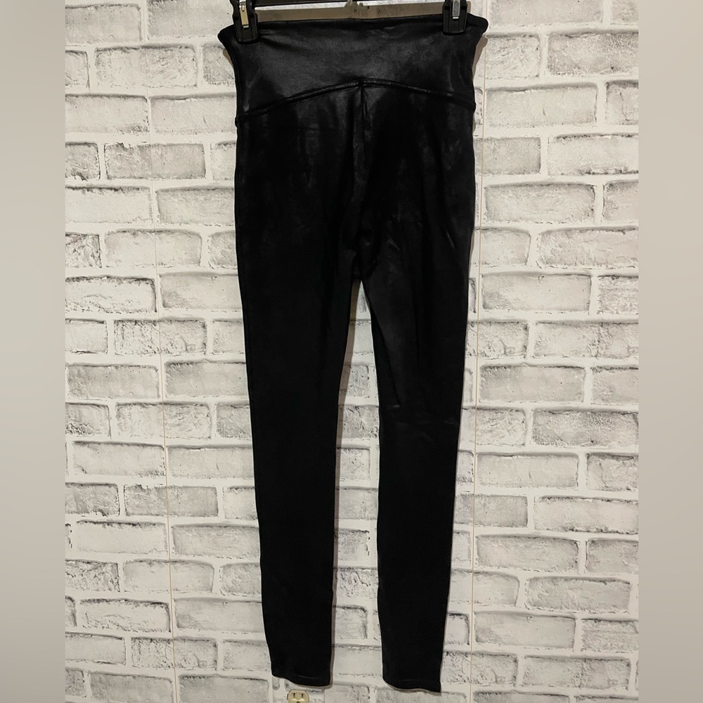 Women’s SPANX coated faux leather solid black leggings Medium - Picture 3 of 6